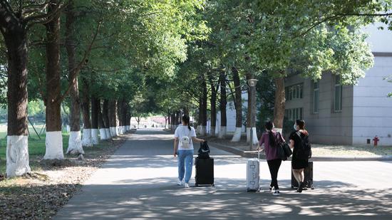 四川大学锦江学院首批学生返校