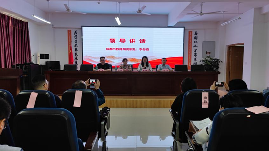 成都市教育局高职处四级调研员李冬霞讲话