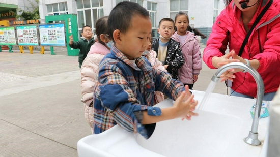 孩子们课后学习洗手