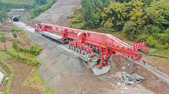 4月16日，汉巴南铁路廖家沟大桥箱梁架设现场。 陈宝强 摄