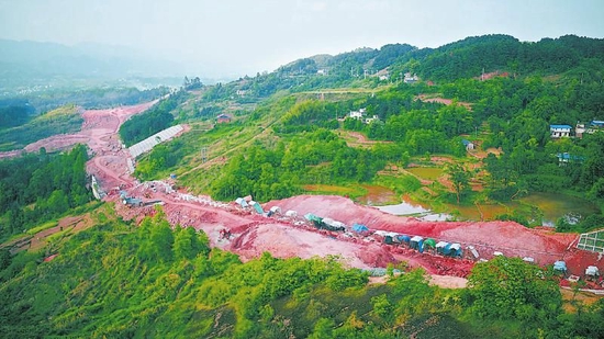 航拍川渝高竹新区南北大道三期建设现场。 张天文 摄