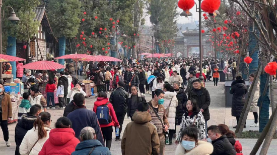(李庄古镇景区人均游客超2万人次)