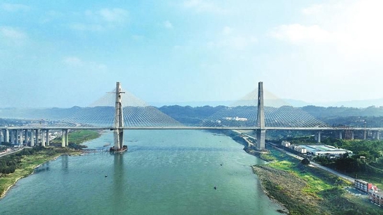 1月5日，航拍川南城际铁路自宜线宜宾临港公铁两用长江大桥建设一景。 兰锋 摄（视觉四川）