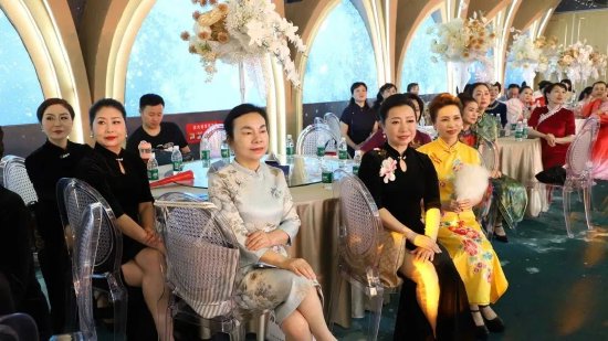 臺下觀眾看得專心致志