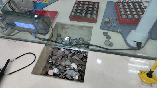 农行渠县支行员工正在整理的硬币