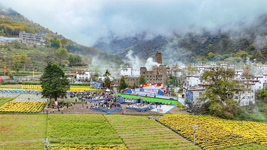 开幕式现场巴底邛山风光似仙境 摄影 洛绒尼玛