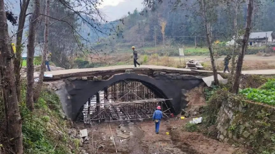 蒲家镇朱仙社区的危病桥及道路隐患整治工程项目现场，工人正在进行主拱圈搭建工作