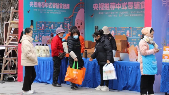 孕婴童产品展现场市民积极选购