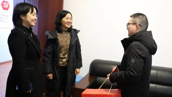 刘菁带队慰问农工党代表