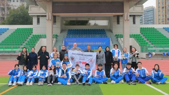 美国瓦萨奇高中交换师生合影