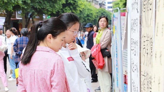 群眾觀看活動現場的書畫繪畫展