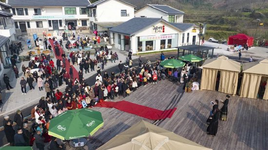“赶村”游客在现场观看文艺表演(程一凡 摄)