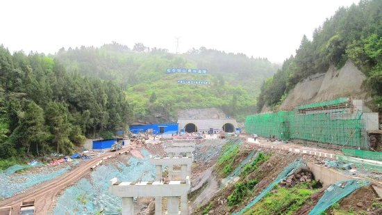 達石快速公路建設現場。李春學 攝