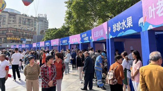 中心廣場人流如織