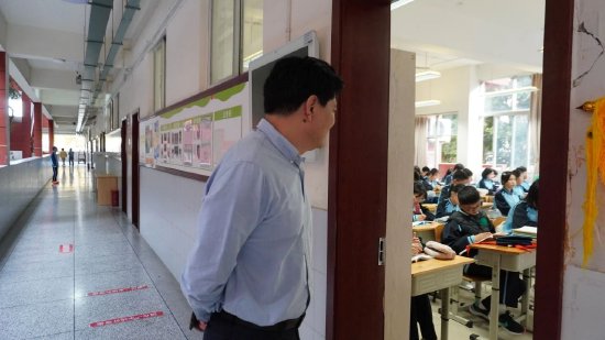 ▲曹学军书记巡查课堂