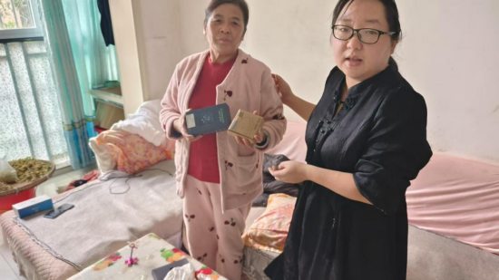 圖為:翠屏街道辦殘聯工作人員為殘疾人員上門送輔具