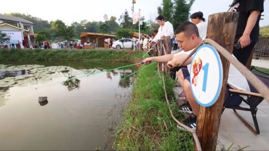 游客體驗釣蝦樂趣。