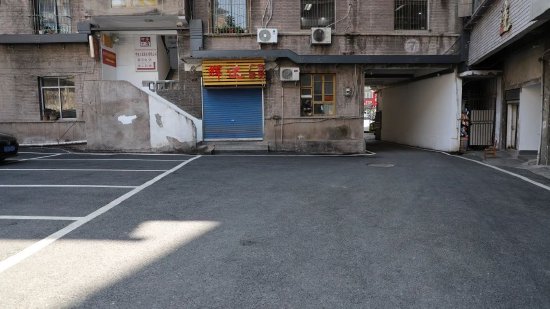 整改后的老舊小區(qū),路面干凈整潔,外墻粉刷規(guī)整,停車規(guī)范有序