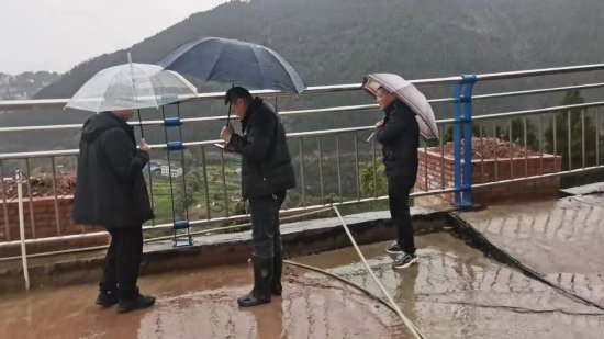 工作人員實地踏勘地質災害隱患點