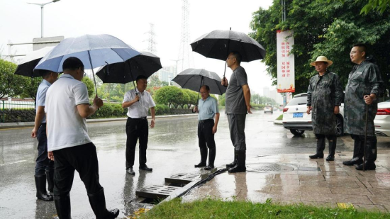 区综执局集中巡查城市管道排水情况