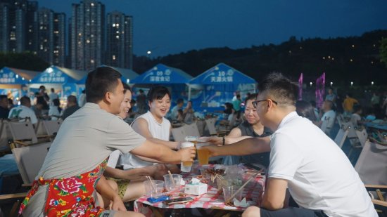 在美食与谈笑中共享轻松愉悦的夏日夜晚