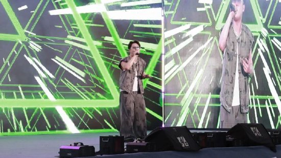 歌手现场演唱经典曲目