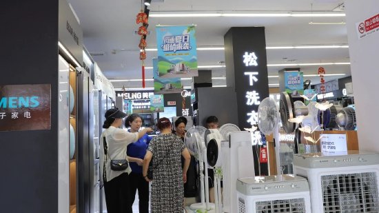 家電賣場顧客正在選購空調(diào)
