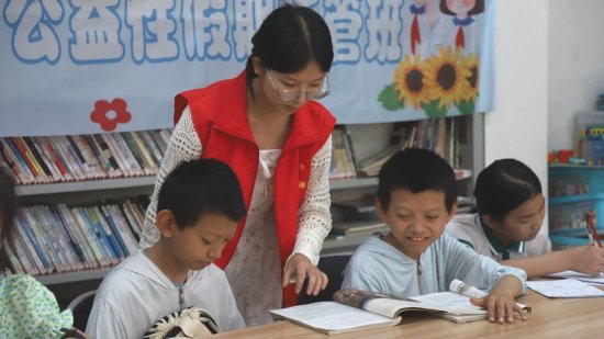 志愿者指導孩子們做作業