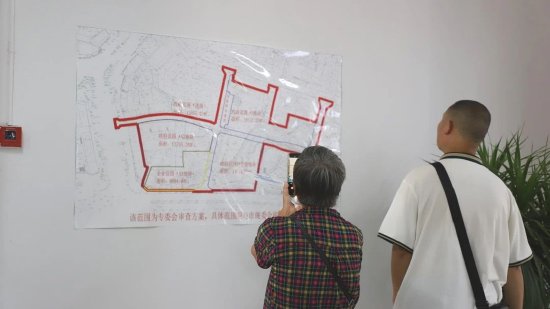 居民查看具體規劃范圍