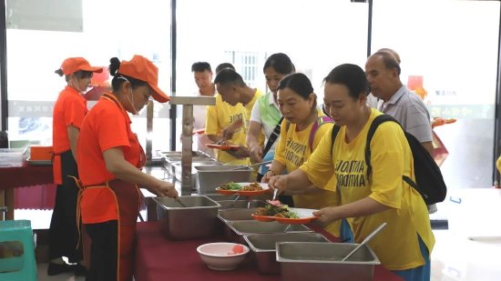 居民们排队打饭,挑选喜欢吃的菜品