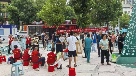 凤西街道新锦社区慈善街区开街现场