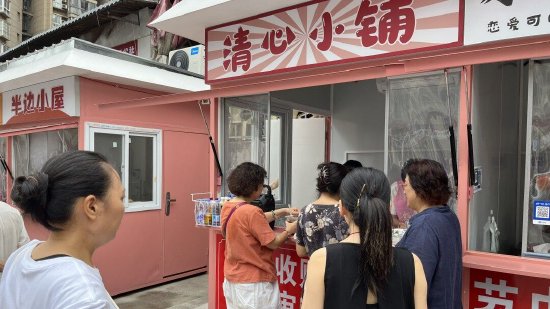 市民们根据各自所需选择购买商品，为慈善事业助力