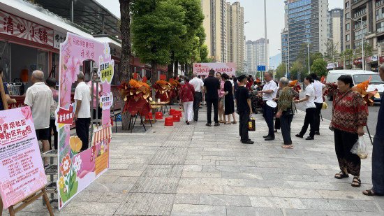 街区热闹开街，烟火气十足，现场人流如织