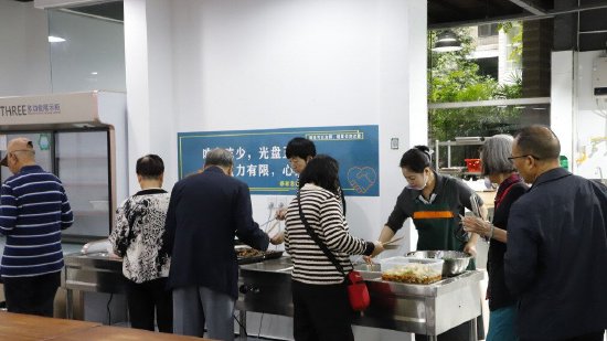 居民们有序排队打饭