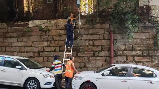 确定点位后，开始安装路灯