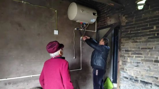 正在为残疾人安装热水器