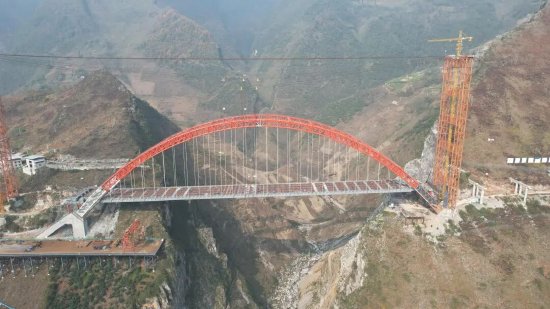 ▲雷波大桥合龙
