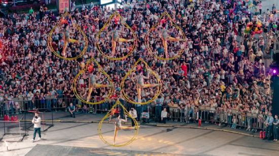 仁和新城“火焰神鸟·达州首秀”，吸引众多市民