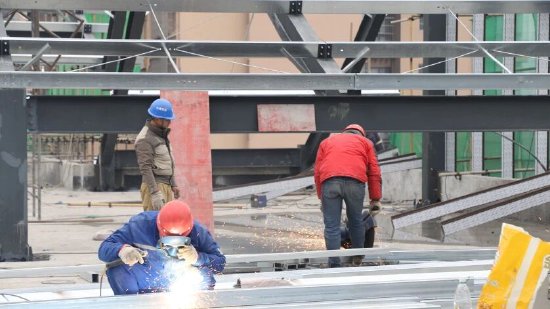 现场施工一片热火朝天