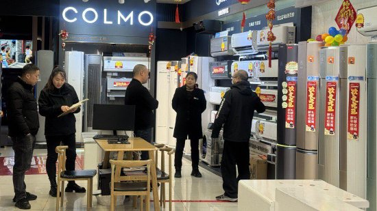 工作人员正在给顾客介绍优惠活动