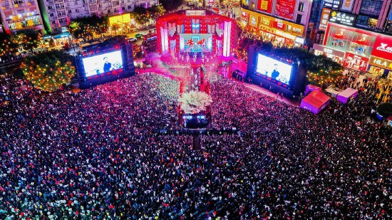 中心广场人气爆棚