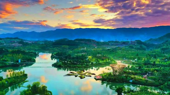 莲花湖水清岸绿展生态画卷