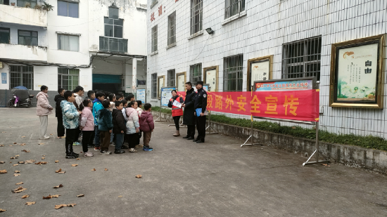 达川区渡市镇铁山南中心学校：路校共建筑牢安全防线 创建爱路护路