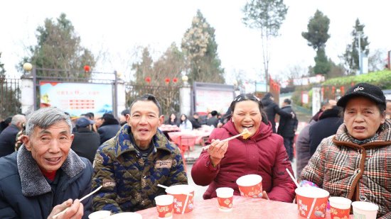  围桌而坐，拉近了乡邻间的距离，也让年味愈来愈浓！