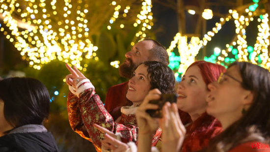 ▲40余位外籍人员在成都看灯会过大年