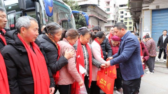 为乡友们发放带有“家乡味道”的专属新年礼包