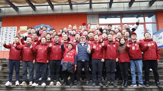 协会会员们合影留念