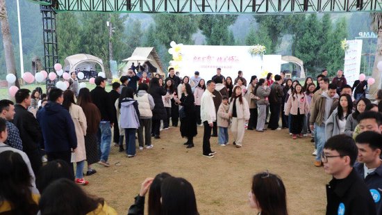 大家在游戏中拉近距离，现场青春气息与浪漫氛围交织