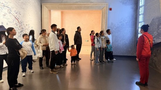 神剑园里，学生和家长们重温峥嵘岁月