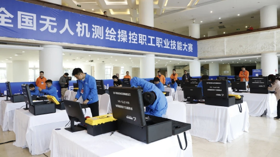 2025年全国无人机测绘操控职工职业技能大赛现场，参赛选手正在进行实操比赛